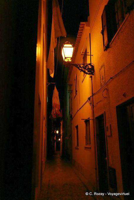 Beleuchtung eine Gasse in der Nacht, Nazaré - Portugal