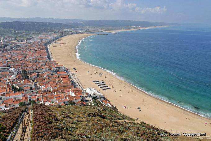 Panorama-Blick auf die Bucht und die Stadt von der Landzunge von Sitio, Nazaré - Portugal