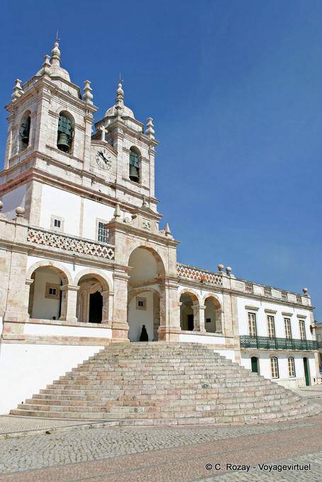 Treppenhaus und die Fassade des Heiligtums Unserer Lieben Frau von Nazareth, Nazaré - Portugal