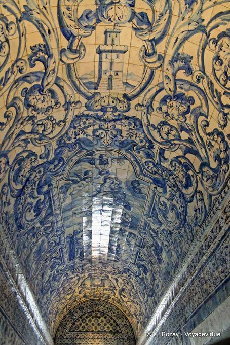 Das Gewölbe der Kirche völlig mit schönen Fliesen bedeckt, Nazaré - Portugal