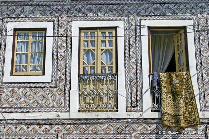 Eine Fassade mit den typischen Fliesen, Nazaré bedeckt - Portugal