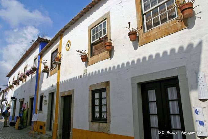 Rua Direita, zinnenbewehrten Schatten auf Fassaden, Óbidos - Portugal