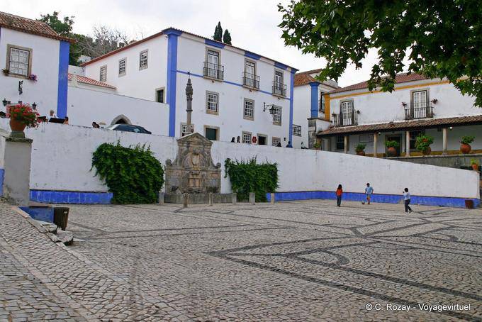Der Brunnen und der Pranger auf der Piazza Santa Maria, Obidos - Portugal