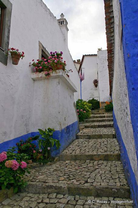 Eine Gasse mit einem gepflasterten Treppe, Óbidos - Portugal