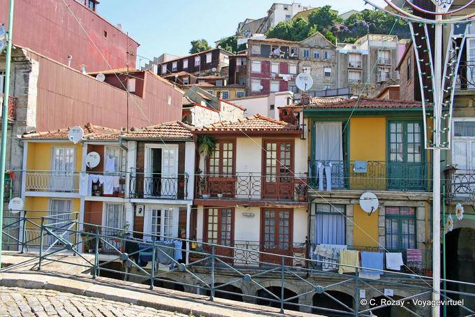 Kleine Häuser von Monchique Street, Porto - Portugal
