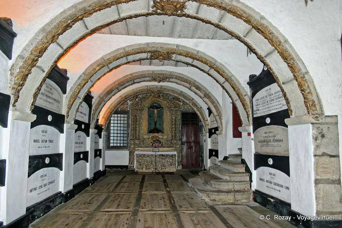 Altar und Gräbern in den Katakomben von Sao Francisco, Porto - Portugal