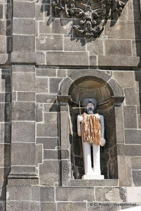Moderne Statue in einer Nische, Praça da Ribeira, Porto - Portugal