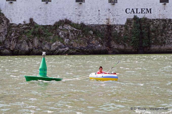 Der Fischer Schlauchboot unter dem Luis I Brücke, Porto - Portugal