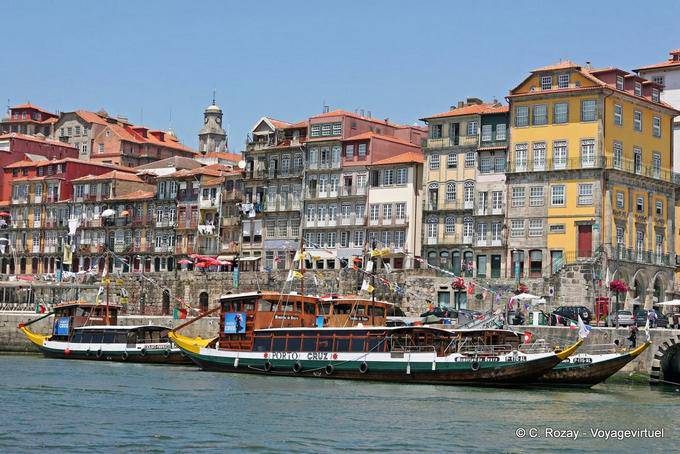 Das Porto Cruz rabelos auf der Anklagebank in Ribeira, Porto vertäut - Portugal