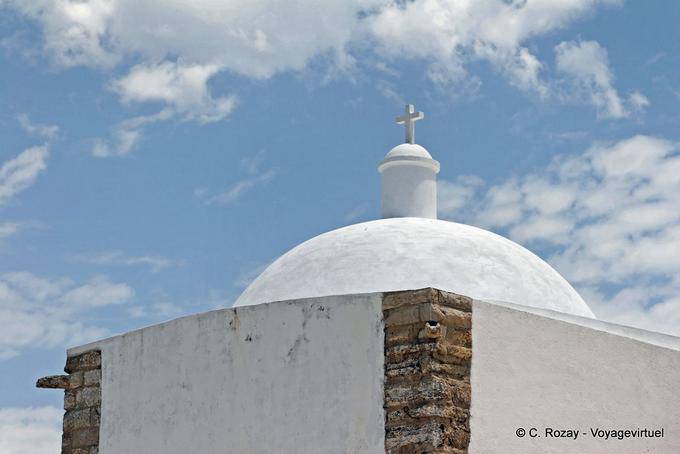 Die Kuppel der Kapelle in den Wolken, Sagres - Portugal
