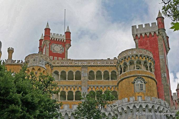 Eine der Fassaden und dem Glockenturm, Palast von Pena, Sintra - Portugal