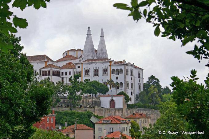Die konischen Kamine des National Palace, Sintra - Portugal
