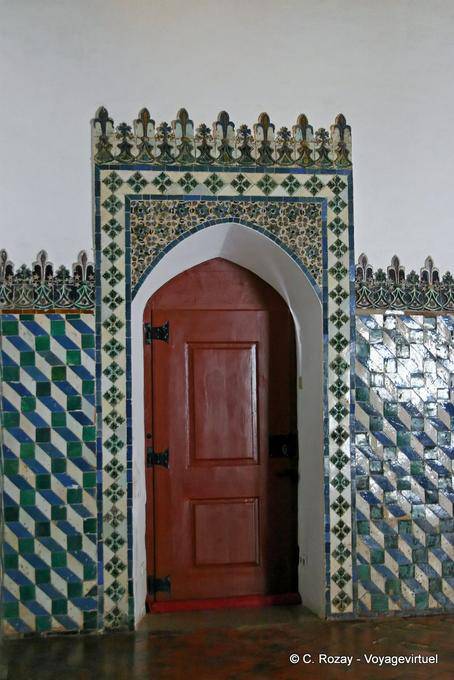 Die Wandfliesen und um eine Tür, die National Palace, Sintra - Portugal