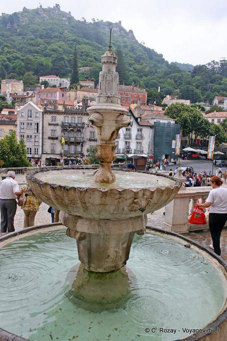 Ein Brunnen auf dem Platz der Republik, Sintra - Portugal