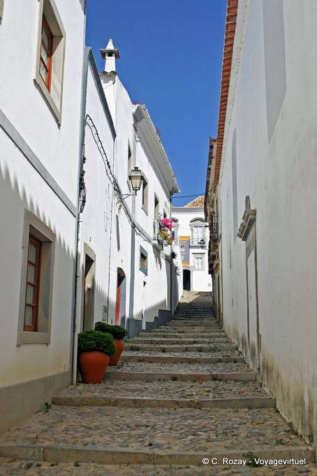 Ruelle abfallend, Tavira - Portugal
