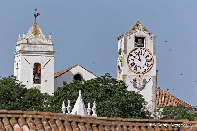 Die beiden Türme der Kirche von Santa Maria do Castelo, Tavira - Portugal