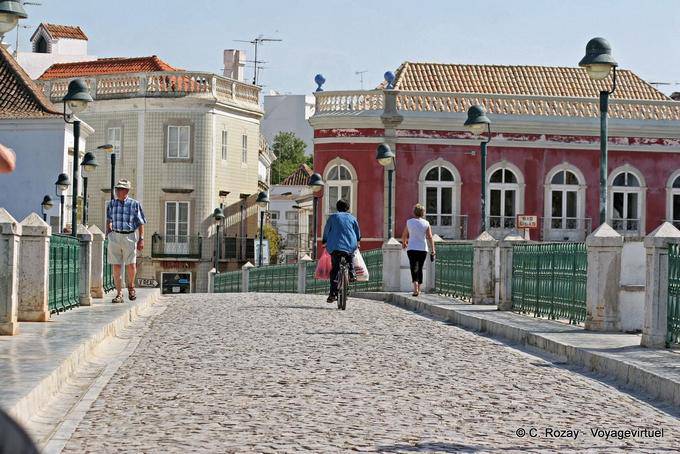 Durchgang von der römischen Brücke, Rio Gilao, Tavira - Portugal