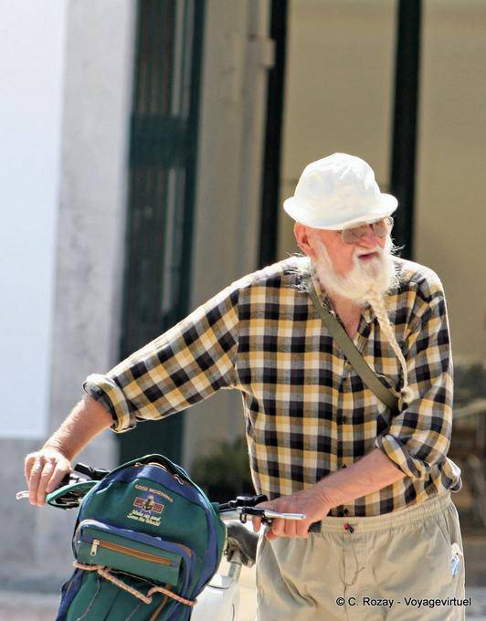 Der Radfahrer mit dem geflochtenen Bart, Tavira - Portugal
