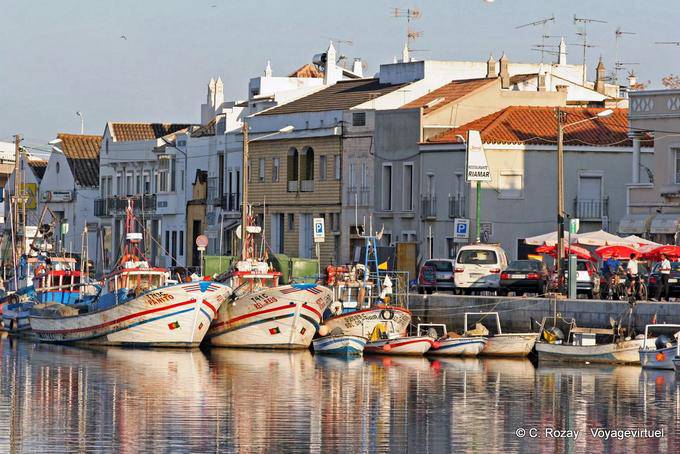 Fischerboote in den Largo Doutor José Pires Padinha, Tavira vertäut - Portugal