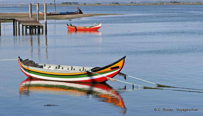 Reflexion der halbmondförmigen Boot, Torreira - Portugal