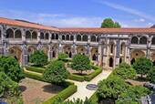 Blick auf den Kreuzgang und Garten, Kloster Alcobaça, Portugal.