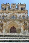 Barockfassade des Klosters von Santa Maria de Alcobaça, Portugal.