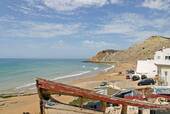 Strand Burgau und alte Boote, Algarve, Portugal.