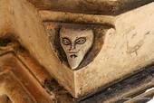 Batalha, geschnitzten Kopf in eine Ecke, Imperfect Chapels, Portugal.