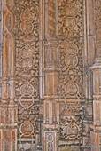 Batalha, geschnitzten königlichen Motto auf dem Portal der unvollkommenen Kapelle, Portugal.