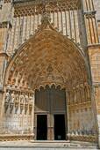 Das Hauptportal mit Tympanon und Bögen, westlich des Kloster von Batalha, Portugal.