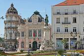 Statue auf dem Largo da Portagem, Coimbra, Portugal.