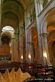 Das Kirchenschiff der Kathedrale Sé Velha, Coimbra, Portugal.