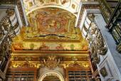 Decken mit allegorischen Malereien von Malern António Simões Ribeiro e Vicente Nunez, Biblioteca Joanina Universidade, Coimbra, Portugal.