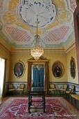 Mehrfarbige Decke in einem Raum der Universität, Coimbra, Portugal.
