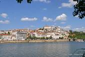 Die Stadt aus dem Rio Mondego, Coimbra, Portugal.