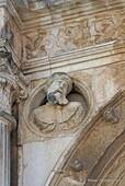 Coimbra, von einem Medaillon, Rua São Salvador geschnitzten Kopf, Portugal.