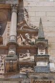 Coimbra, geschnitzt pikante Detail über einer Tür, Rua da Couraca Apóstolos, Portugal.