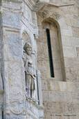 Statue außerhalb für Vertiefung, Coimbra Kathedrale, Portugal.