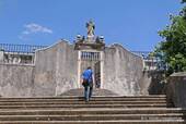 Universidade Velha, die niedrige Eingangstreppe, Coimbra, Portugal.