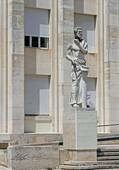 Statue vor der Fakultät für Literatur, Coimbra, Portugal.