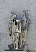 Triple-Statue vor der Bibliothek, Largo Porta Férrea, Coimbra, Portugal.