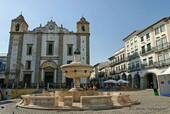 Giraldo Platz, Brunnen und die Kirche von Santo Antao, Evora, Portugal.
