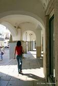 Unter den Arkaden der Praça de Giraldo, Évora, Portugal.