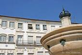 Brunnen und Fassade der Praça de Giraldo, Évora, Portugal.