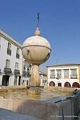 Fontaine Wiedergeburt anstelle des maurischen Tor, Évora, Portugal.
