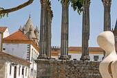 Skulptur vor dem Tempel der Diana, Évora, Portugal.