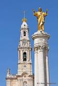 Coraçao Sagrado Jesus-Statue vor der Basilika von Fátima, Portugal.
