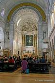Altar und Kirchenschiff der Basilika Unserer Lieben Frau vom Rosenkranz von Fatima, Portugal.