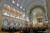 Im Inneren der Basilika Unserer Lieben Frau von Fátima, Portugal.