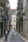 Typische Straße der Bairro Alto, Lissabon, Portugal.
